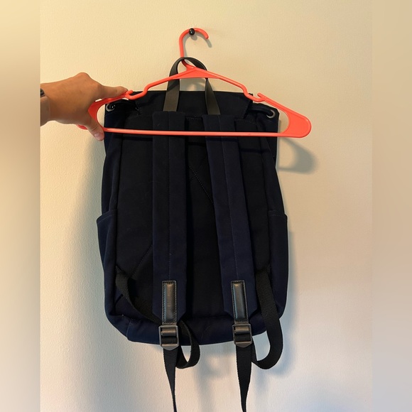 everlane the modern snap backpack navy black leather - Picture 3 of 5